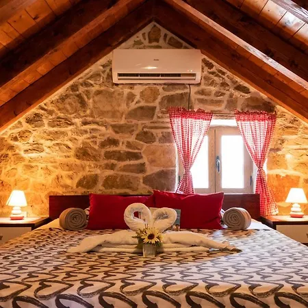 House Wood بيت للعطل *