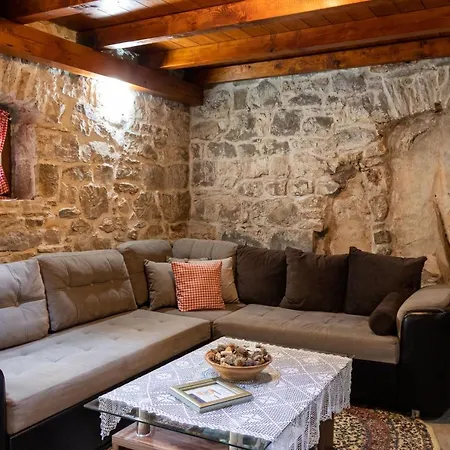 بيت للعطل House Wood