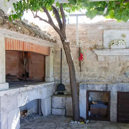 House Wood بيت للعطل أوروبيتش